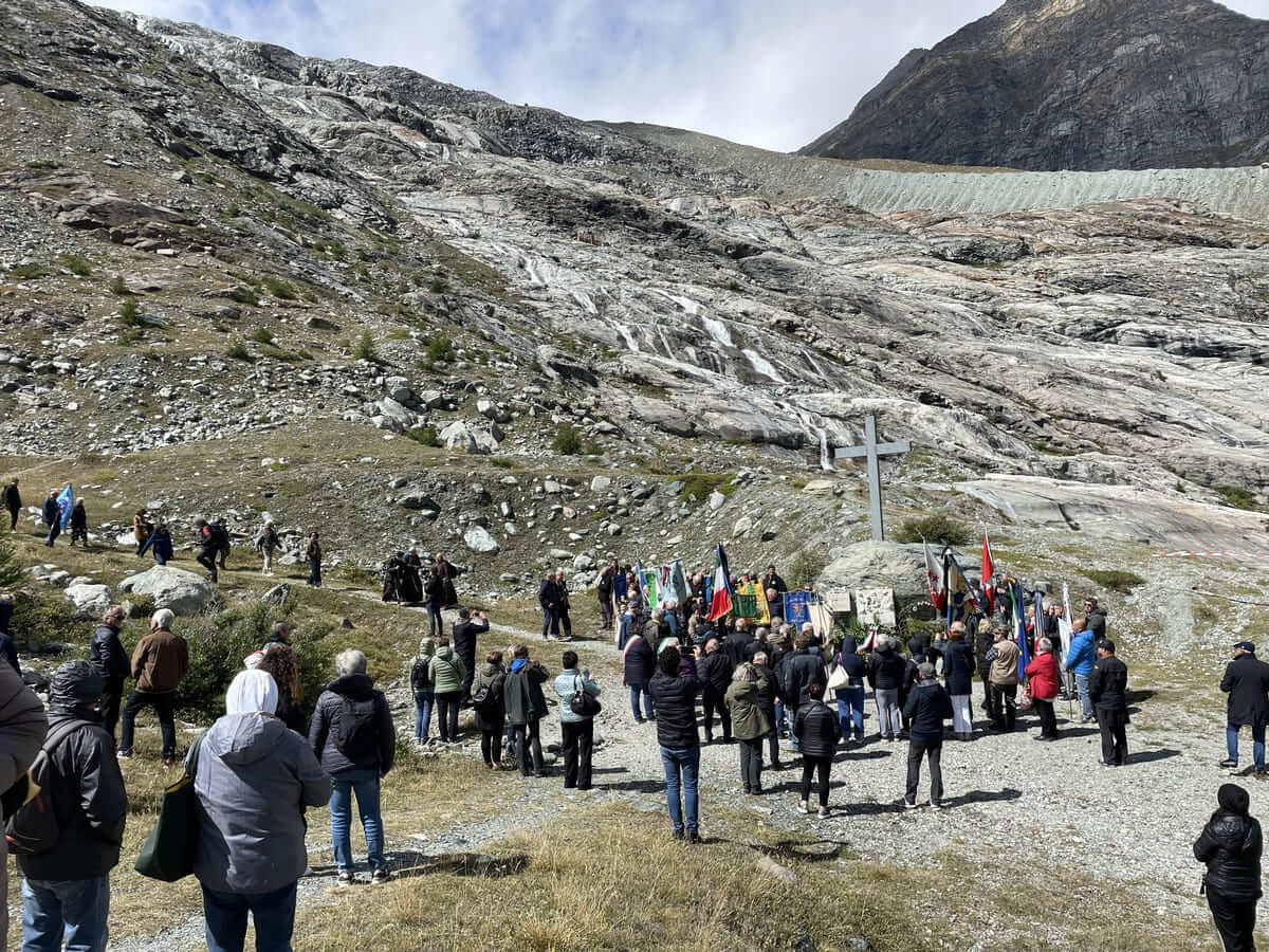 Il Monumento in ricordo della tragedia alla base della morena