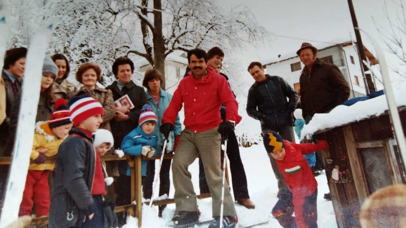 Tino Zamboni e un gruppo di spettatori vanzonesi ad una gara