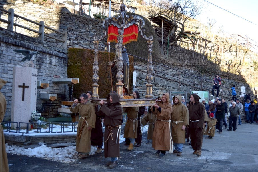 15 Calasca   La Processione Con I Frati Portatori