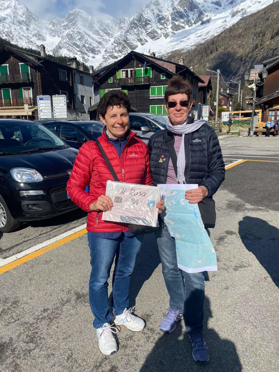 June Dunne e Ann Plumb con una copia de Il Rosa e l'itinerario del padre