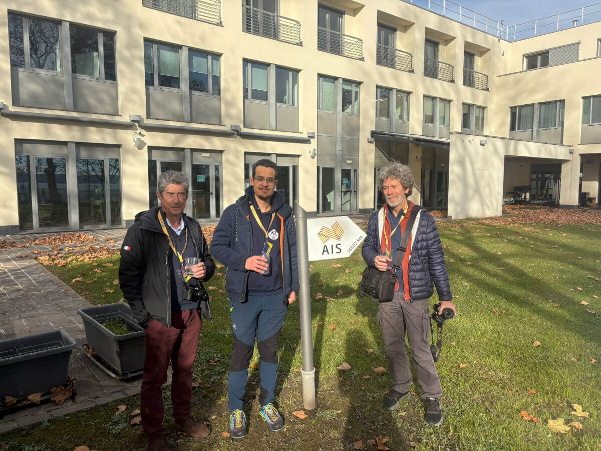 Giulio Frangioni (redattore), Andrea (Direttore) e Mauro (grafico e redattore) all'istituto australiano di sport. Esattamente a 16502 km dall'Australia