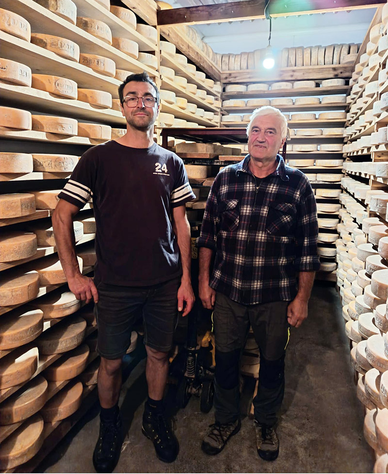 Daniele e Roberto Pennati nella Cantine di Formaggio Bettelmatt