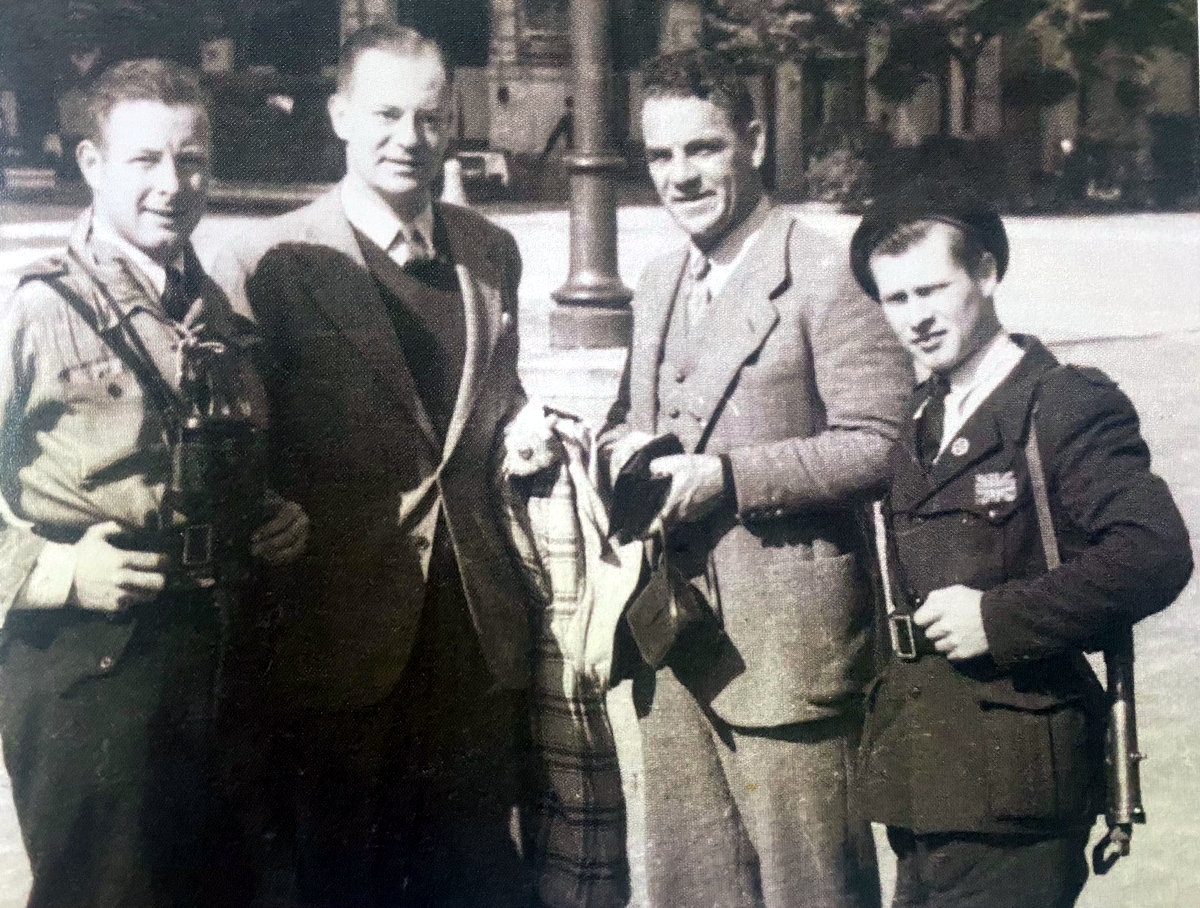 Nella citta di Domodossola capitale della Repubblica Partigiana dell'Ossola Settembre 1944. Da Sinistra Johnny Peck - Paul Ghali - Frank Jocumsen E Pat Cottington Archivio Australian War Memorial Peck Collection