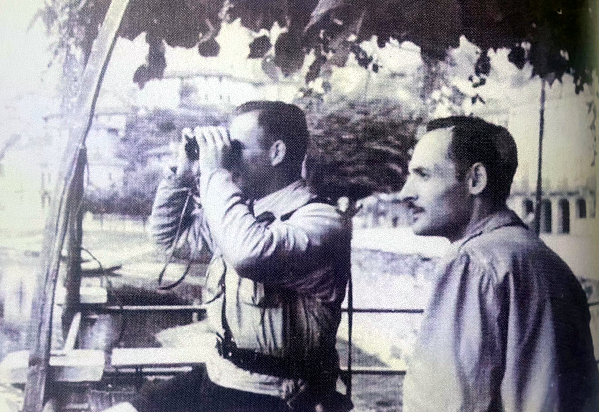 Peck con un uomo non Identificato sulle sponde del lago di Mergozzo alla Vigilia della Battaglia per salvare la Repubblica Ossolana - Archivio Privato Giorgio Armanini