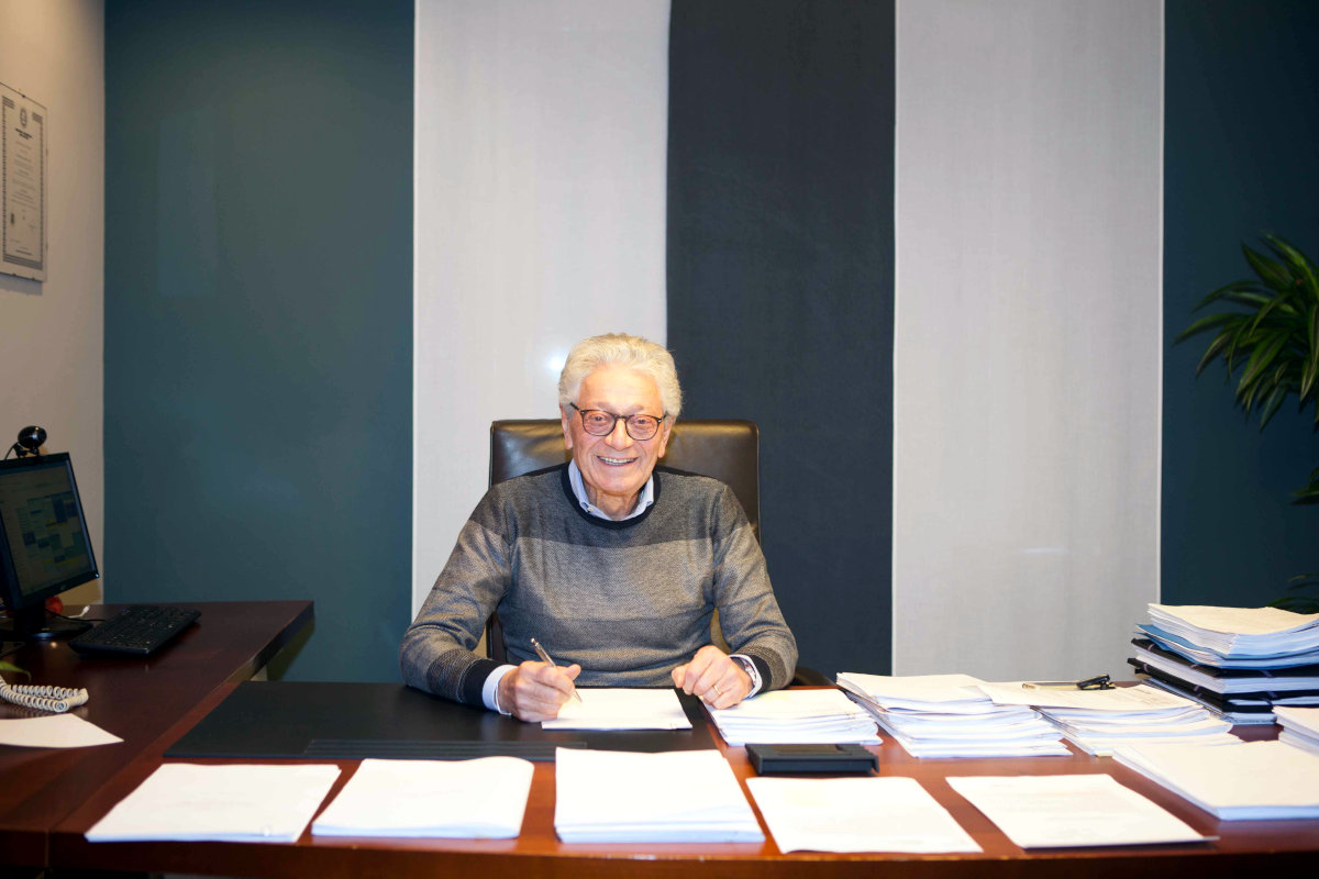 Roberto Cinquini nel suo studio di Gravellona
