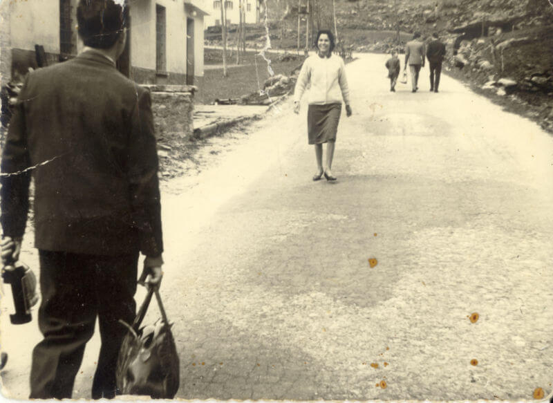 Pestarena 1960 Novella Lussu Va Incontro Al Marito Mario Congia Che Ha Ritirato Il Regalo Fatto Dall AMMI In Occasione Di Santa Barbara