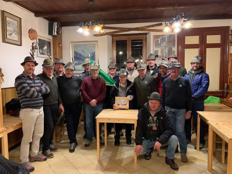 2020 Gli alpini di Macugnaga festeggiano il 90enne Luigino Tonietti