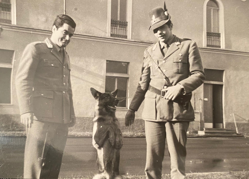 Il cinofilo Adriano Donati insieme al cane Nabes e l'Appuntato Enrico Sannicandro