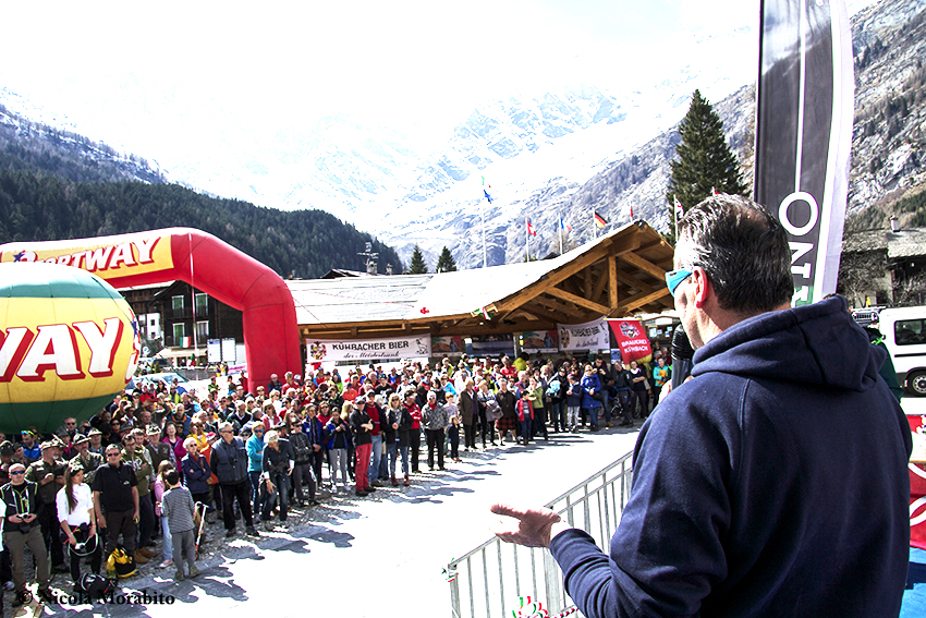 Massimo Chatrian intrattiene gli spettatori in una delle edizioni della Rosa Ski Raid (Foto © Nicola Morabito) piazza staffa rosa ski raid massimo chatrian