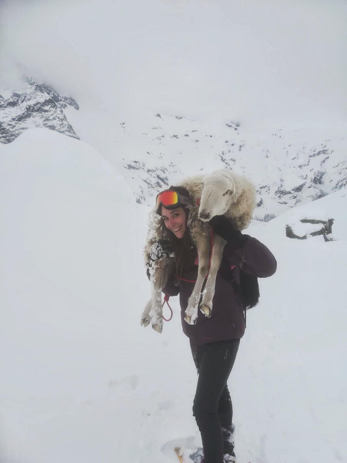 Giulia Napoletano con la Pecora in Spalla