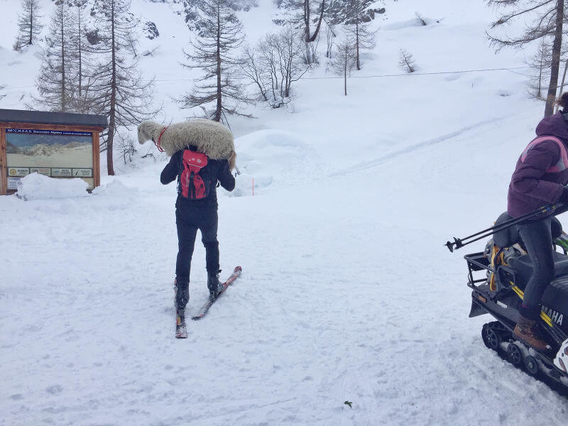 Mattia Marone con La Pecora In Spalla