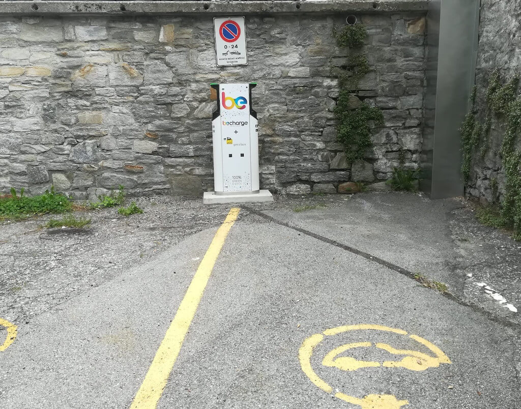 vanzone installata colonnina per ricarica auto elettriche