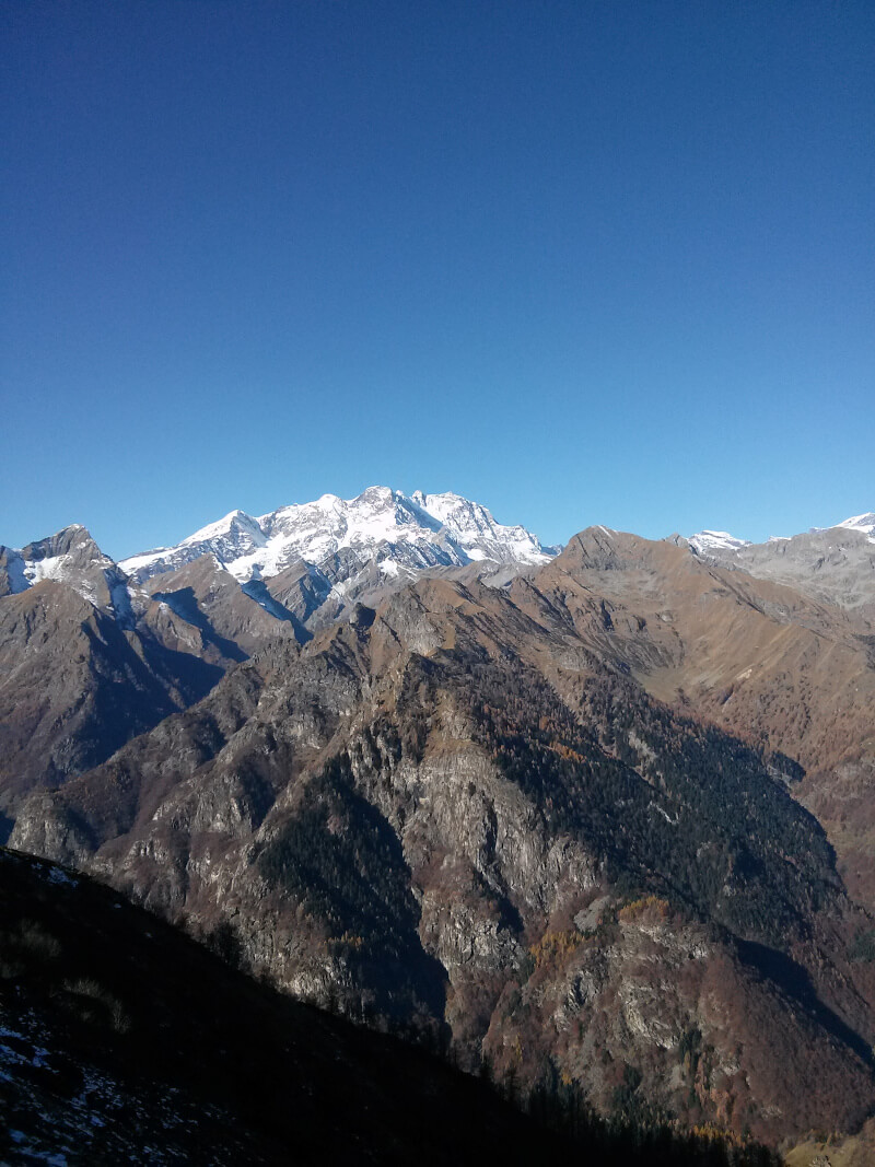 In lontananza ecco il massiccio del Monte Rosa  (Foto Trotapian)