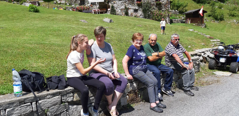 Escursionisti Val Baranca Mulattiera Pontegrande Alpe Soi