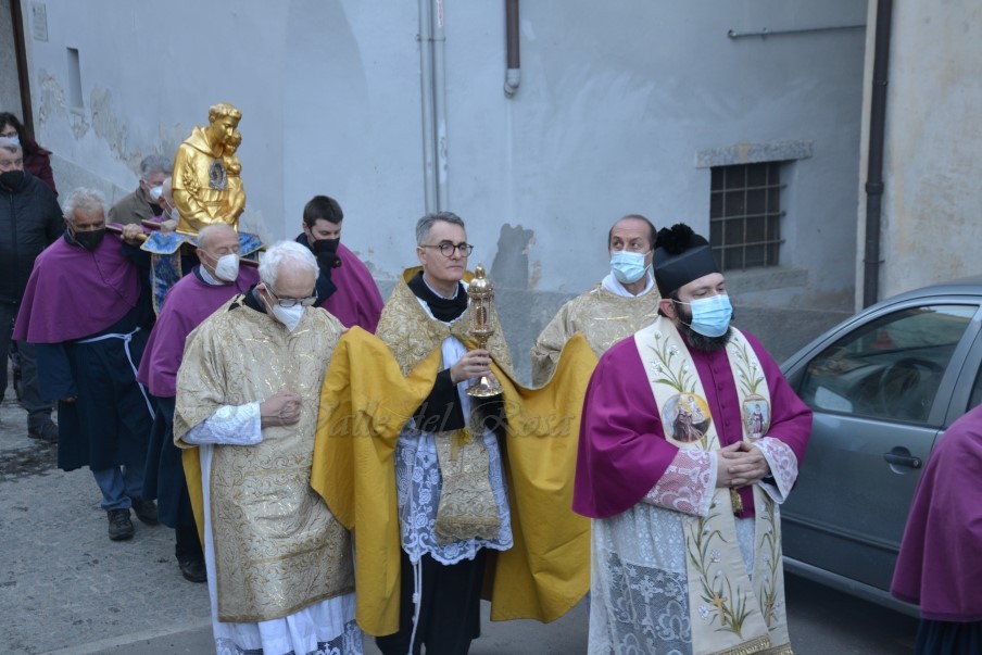 Un Momento Della Solenne Processione Per Le Vie Del Piccolo Paese Anzaschino