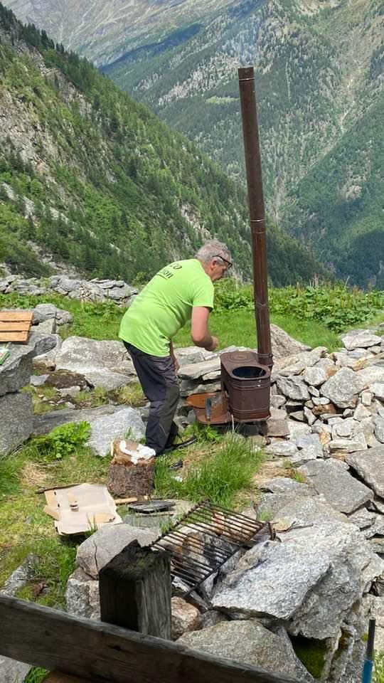 Il Bivacco Amici Della Val Moriana E Stato Dotato Di Pannello Solare Luce E Prese Usb