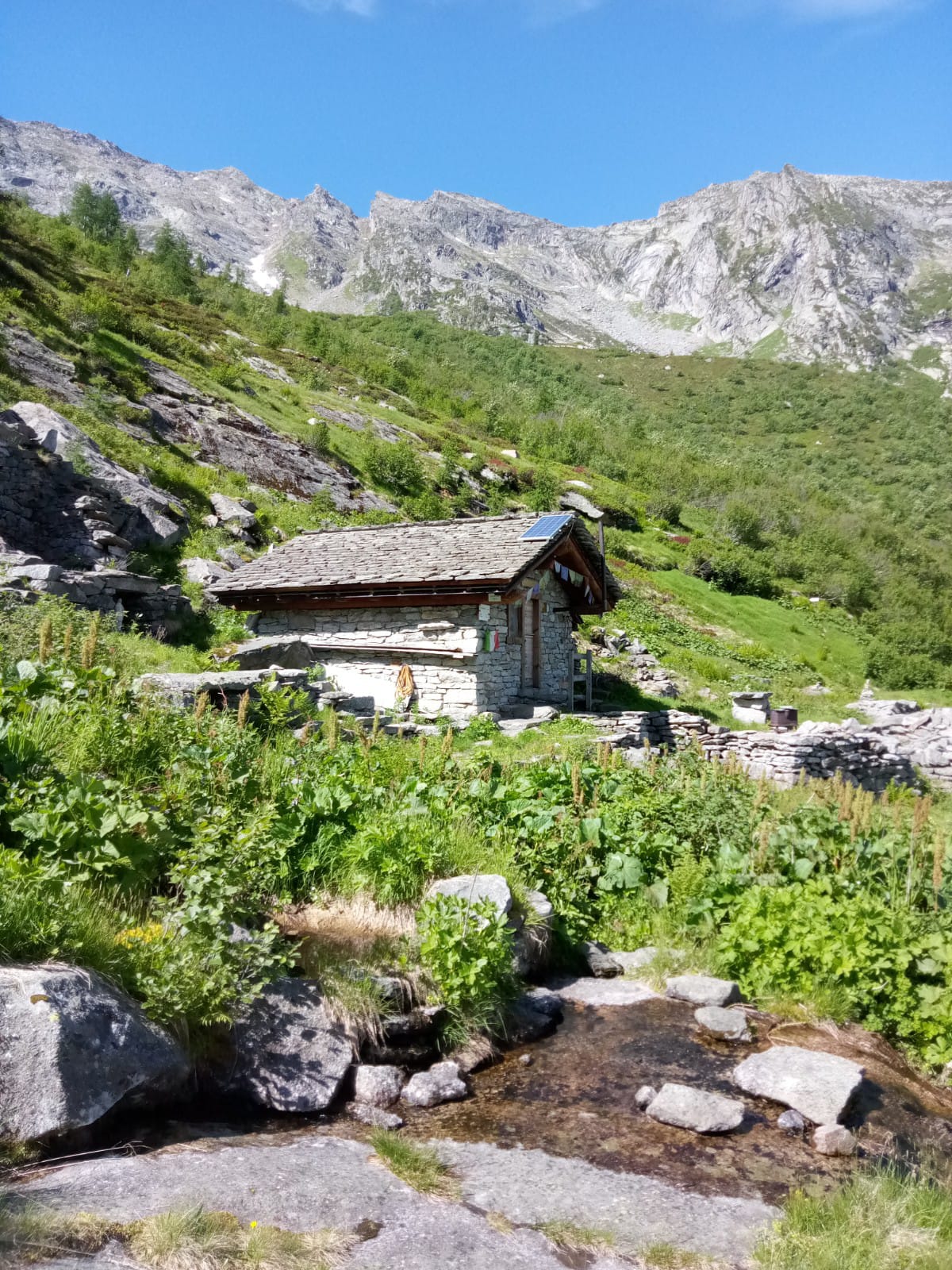 Il Bivacco Amici Della Val Moriana E Stato Dotato Di Pannello Solare Luce E Prese Usb