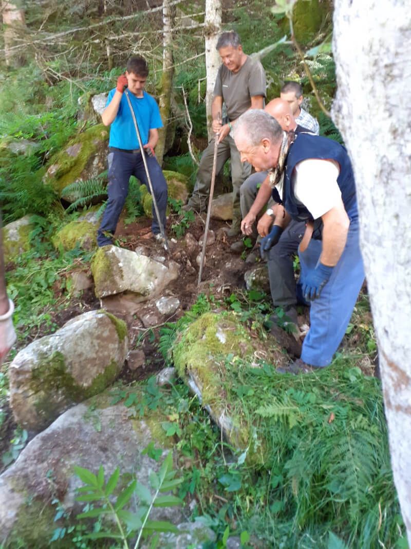 Escursionisti Val Baranca : mulattiera Pontegrande-Alpe Soi