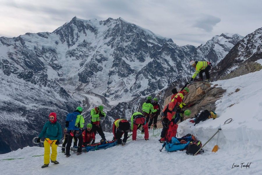 Addestramento al Passo del Moro per la squadra del Soccorso Alpino di Villadossola-Antrona