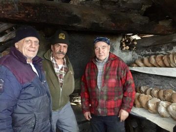 Un fragrante pane di segale è stato sfornato a Pecetto di Sotto, "Under Tannu". Era dal 1950 che questo forno frazionale non veniva più acceso.
