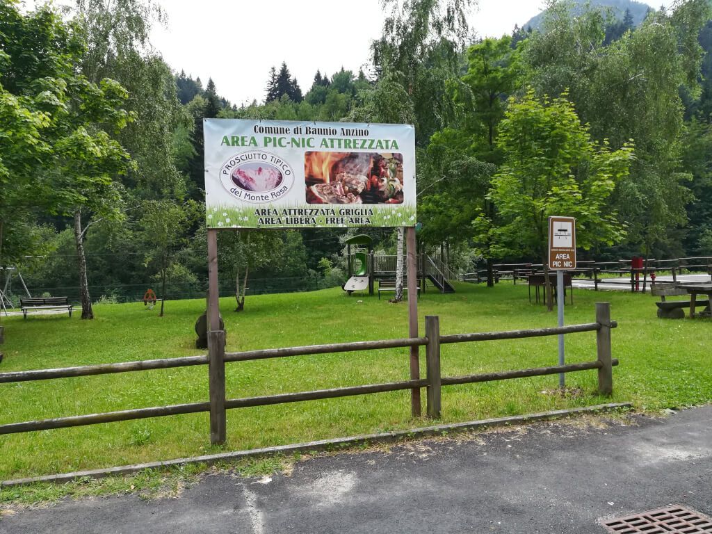 Moderna area camper e parco giochi a Pontegrande