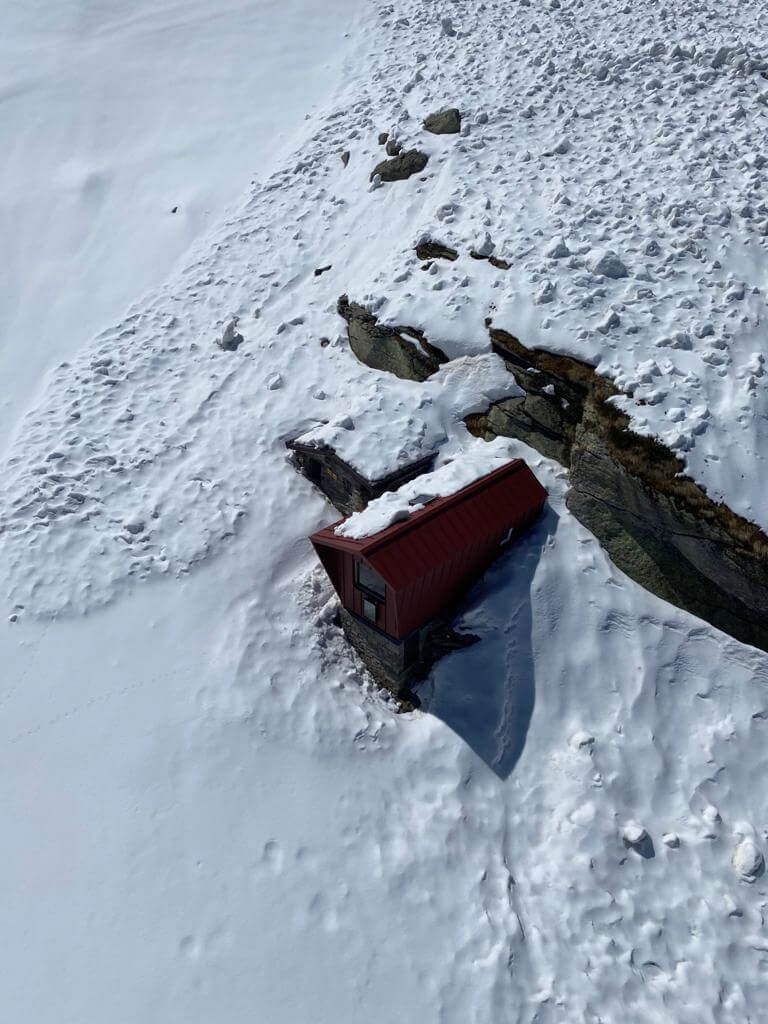 Valanga lambisce il bivacco Lanti nell’alta Val Quarazza