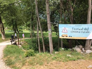 Cinema rurale con proiezioni in stalla, buona la prima