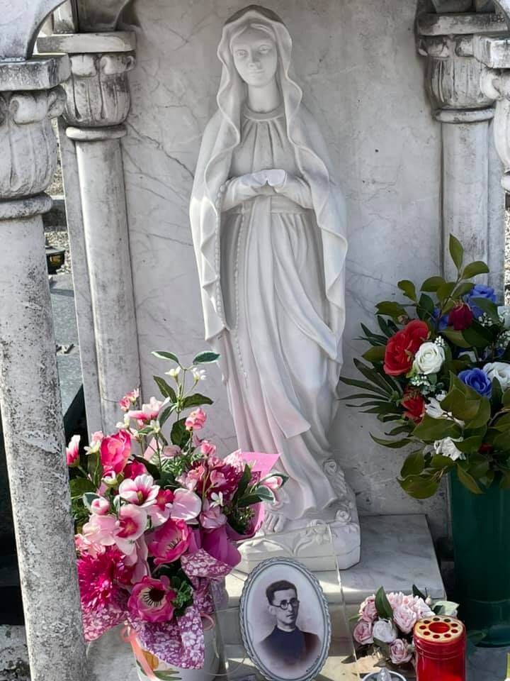 Atto vandalico contro il monumento a don Giuseppe Rossi