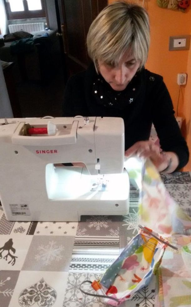 Bannio Anzino, volontarie realizzano mascherine artigianali